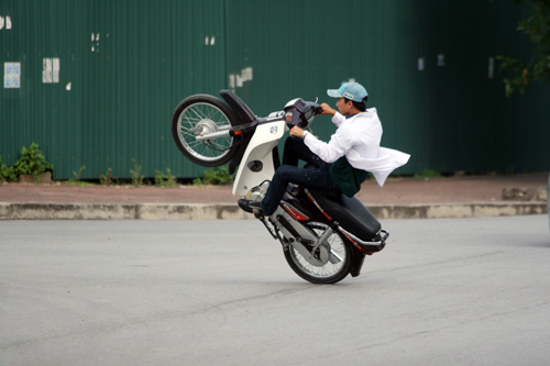 Tại Hồ Chí Minh bốc đầu xe máy bị phạt bao nhiêu tiền